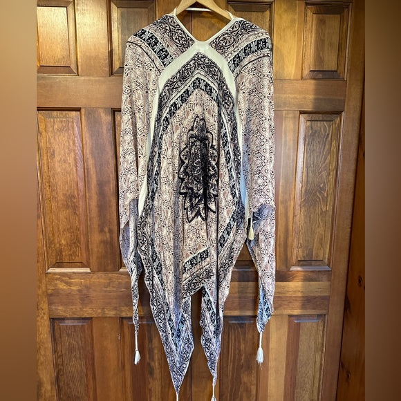 Ecoté sheer poncho with intricate patterns, beading and tassels - Picture 4 of 13